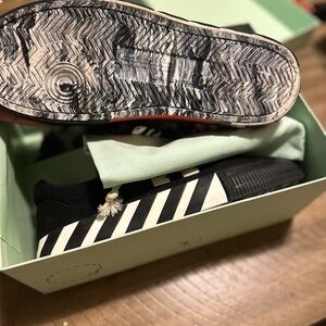 Off-White c/o Virgil Abloh Black & White. Size 42.